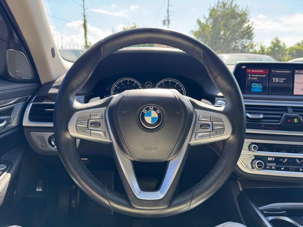 BMW 740i Vehicle Full-screen Gallery Image 17