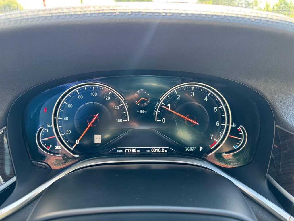 BMW 740i Vehicle Full-screen Gallery Image 18