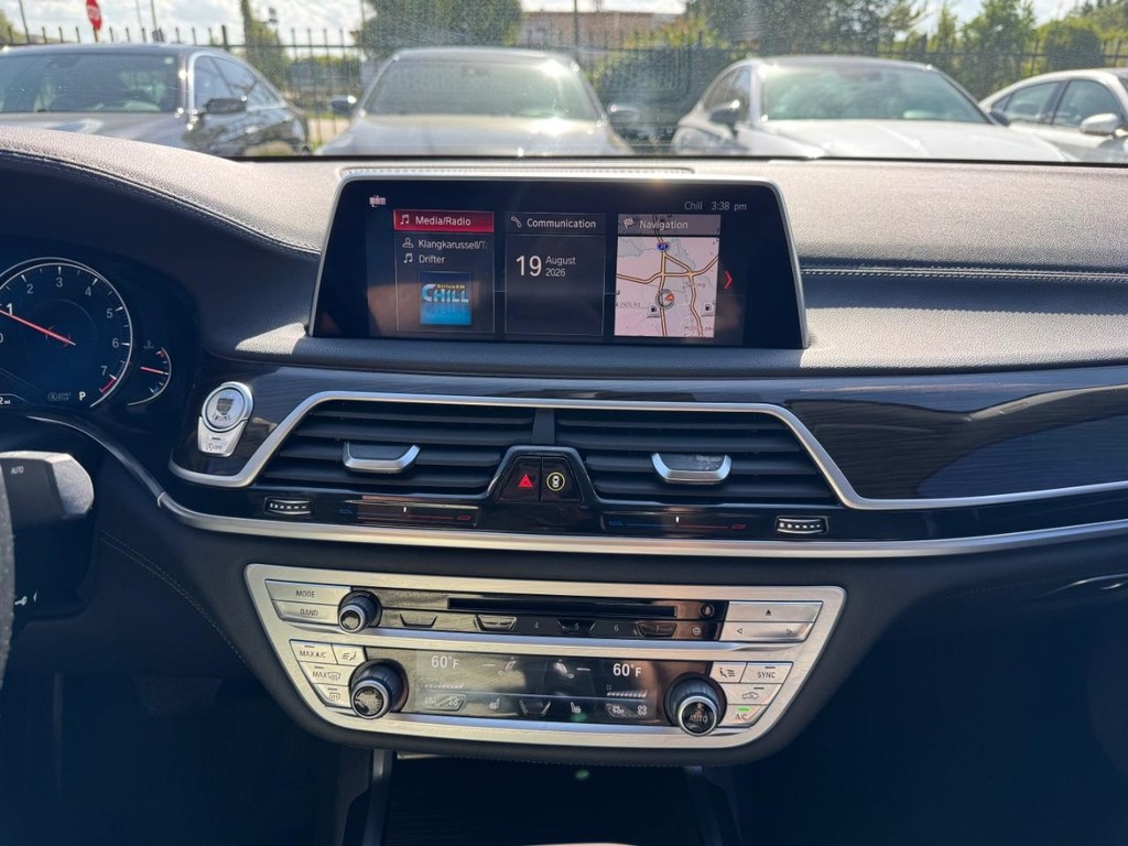 BMW 740i Vehicle Full-screen Gallery Image 19