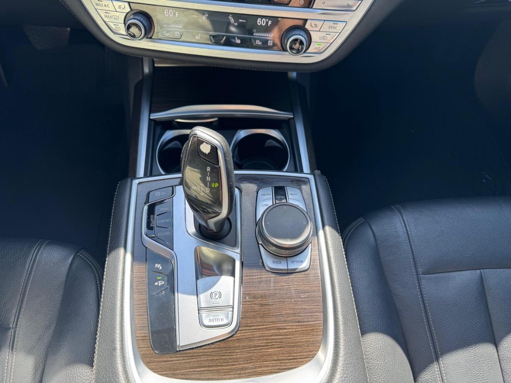 BMW 740i Vehicle Full-screen Gallery Image 20