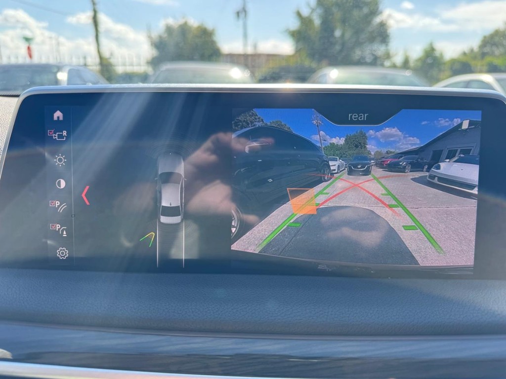 BMW 740i Vehicle Full-screen Gallery Image 21