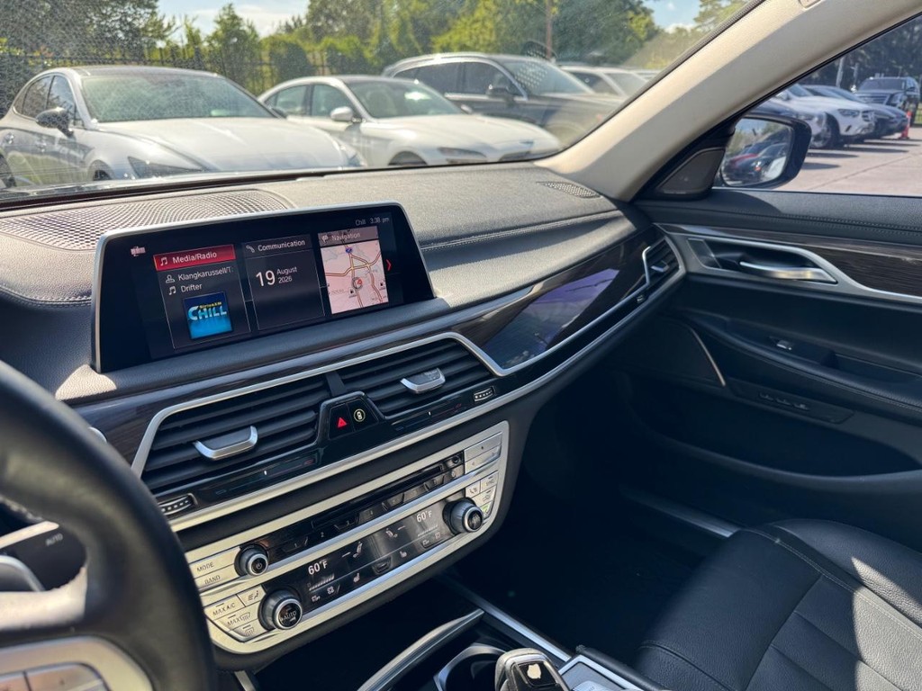 BMW 740i Vehicle Full-screen Gallery Image 23