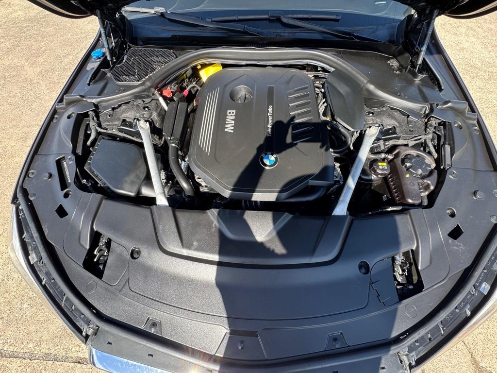BMW 740i Vehicle Full-screen Gallery Image 24