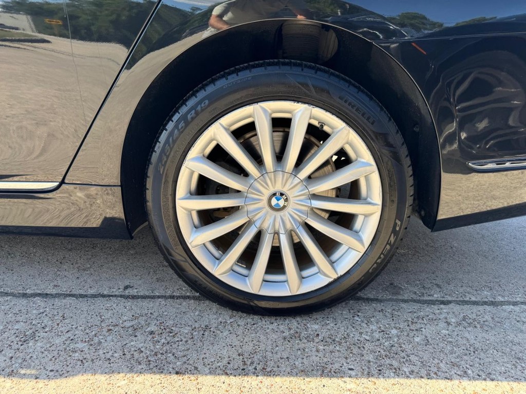 BMW 740i Vehicle Full-screen Gallery Image 25