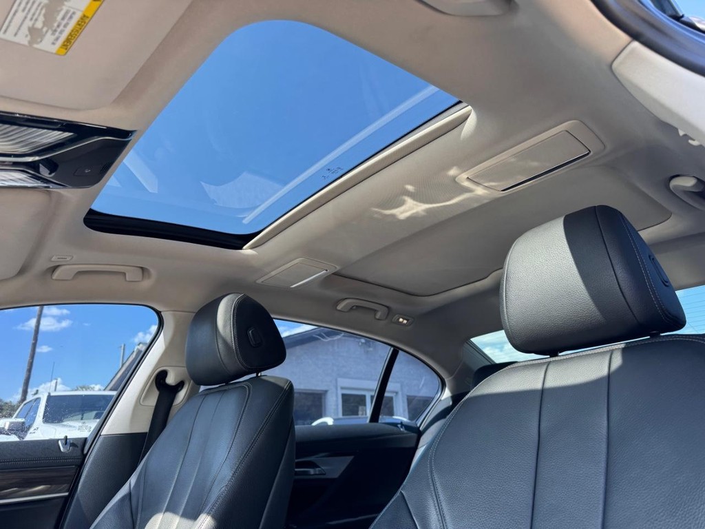 BMW 740i Vehicle Full-screen Gallery Image 26