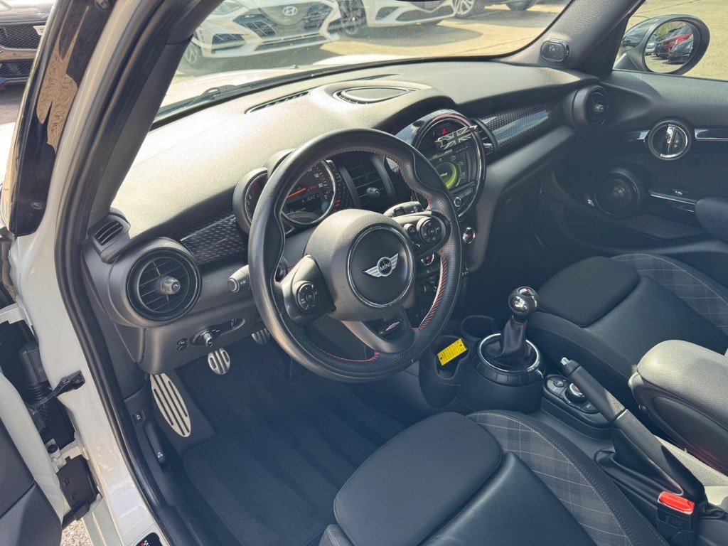 MINI Cooper Hardtop Vehicle Full-screen Gallery Image 10