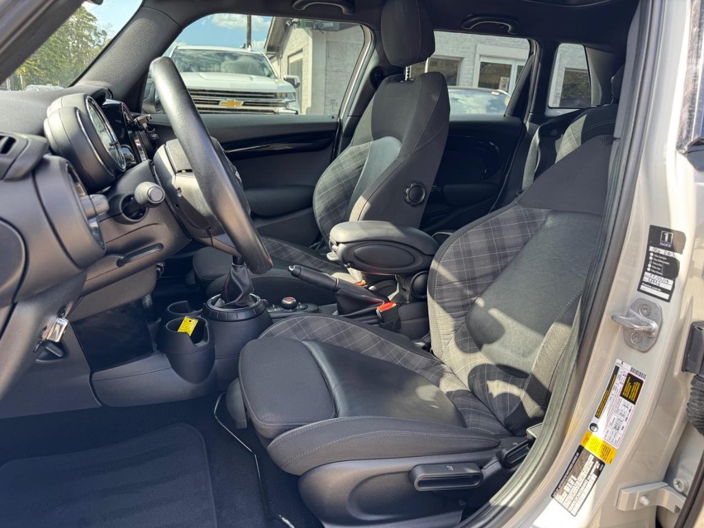 MINI Cooper Hardtop Vehicle Full-screen Gallery Image 11