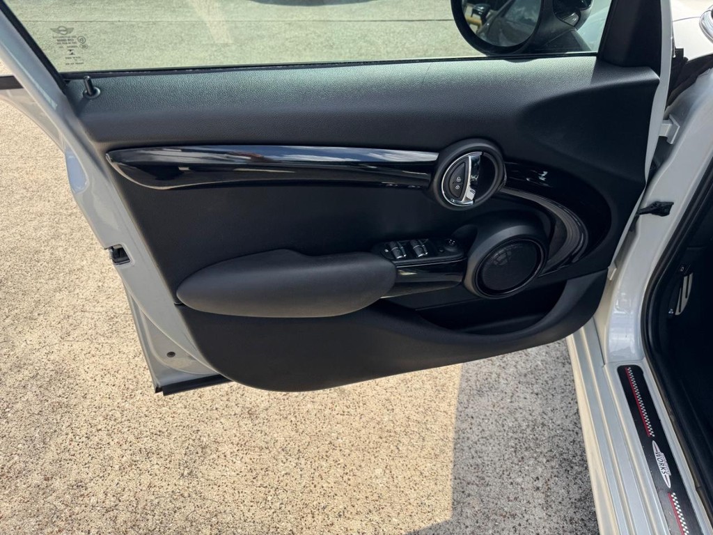 MINI Cooper Hardtop Vehicle Full-screen Gallery Image 12