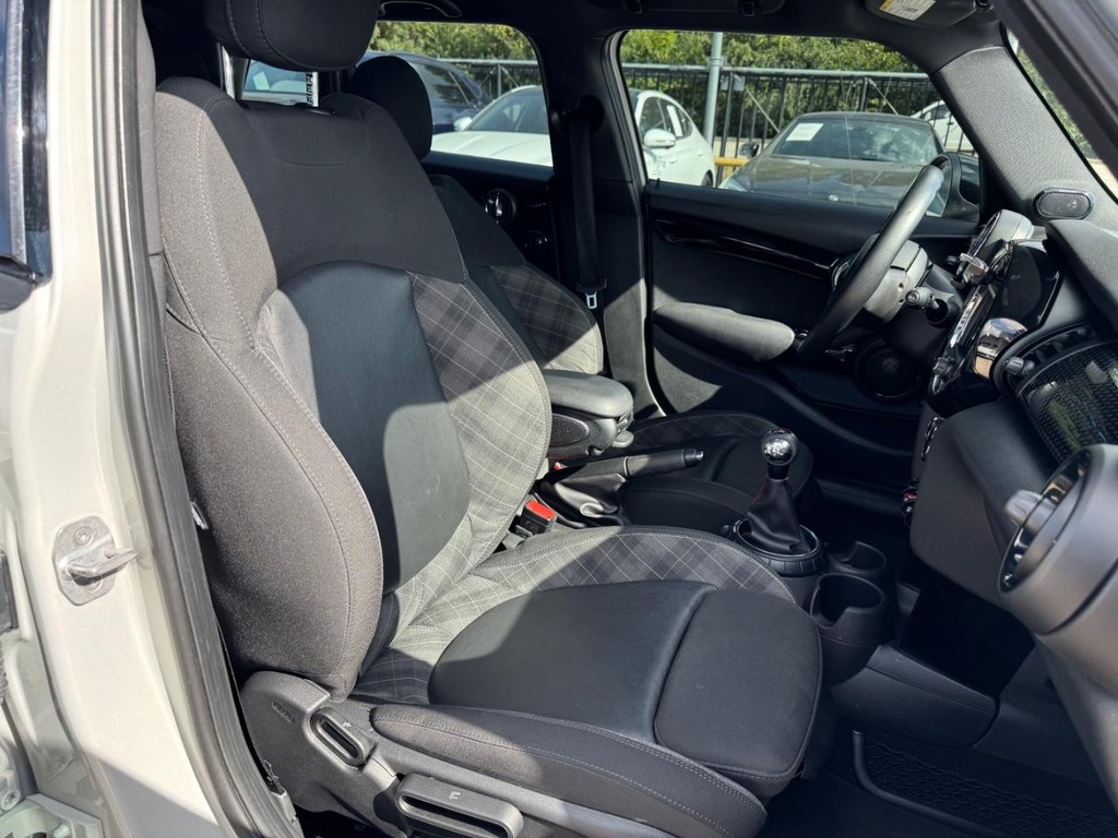 MINI Cooper Hardtop Vehicle Full-screen Gallery Image 14