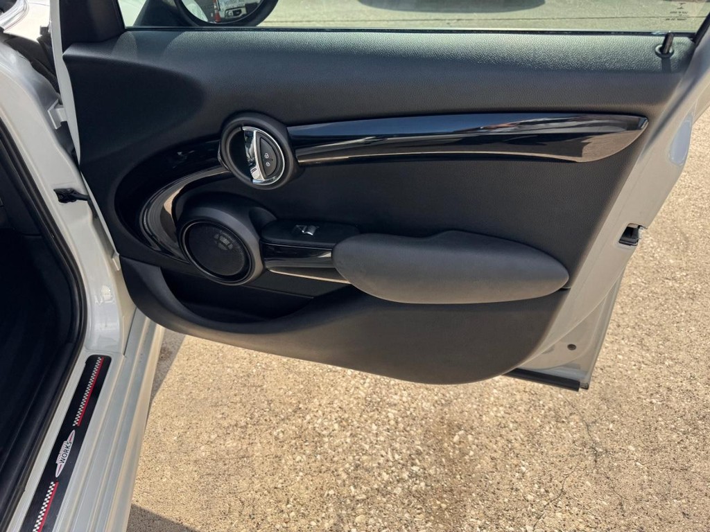 MINI Cooper Hardtop Vehicle Full-screen Gallery Image 15
