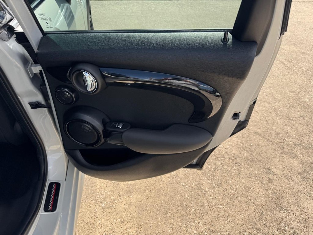MINI Cooper Hardtop Vehicle Full-screen Gallery Image 17