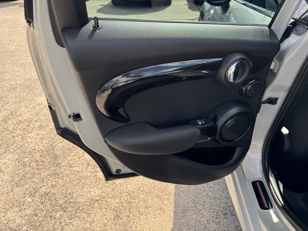 MINI Cooper Hardtop Vehicle Full-screen Gallery Image 19
