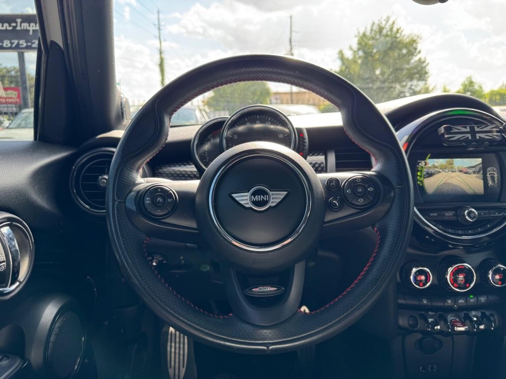 MINI Cooper Hardtop Vehicle Full-screen Gallery Image 20