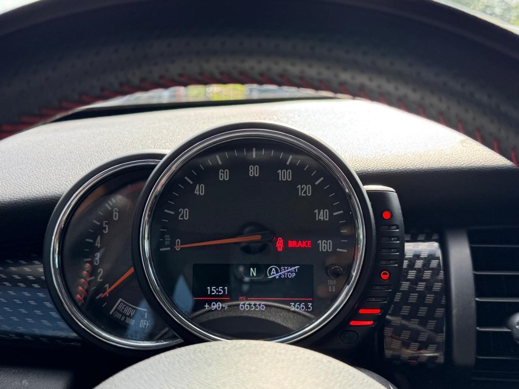 MINI Cooper Hardtop Vehicle Full-screen Gallery Image 21