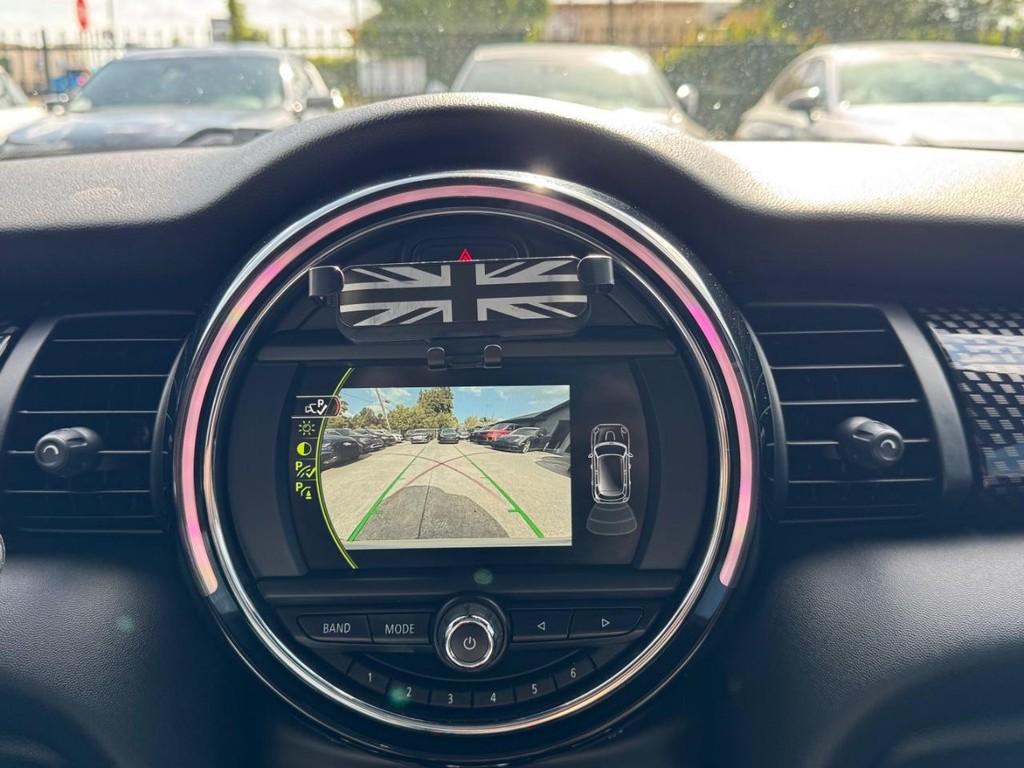 MINI Cooper Hardtop Vehicle Full-screen Gallery Image 22