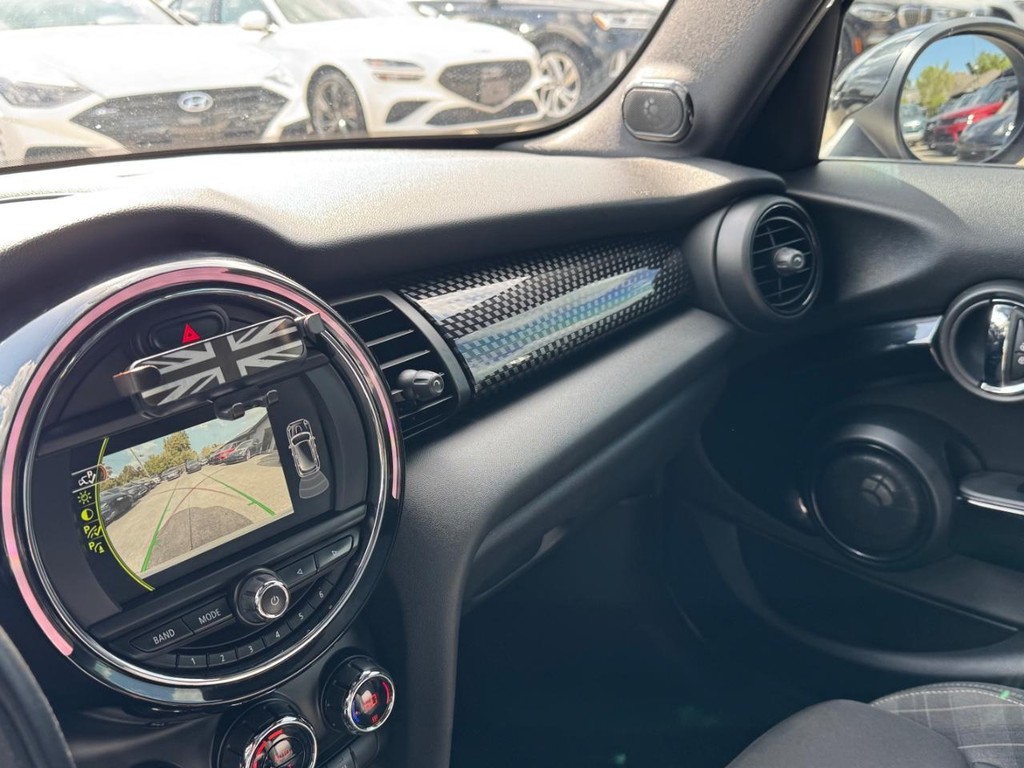 MINI Cooper Hardtop Vehicle Full-screen Gallery Image 24
