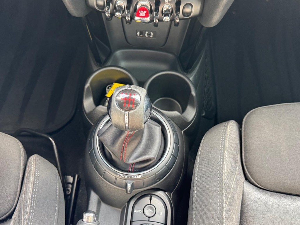 MINI Cooper Hardtop Vehicle Full-screen Gallery Image 25