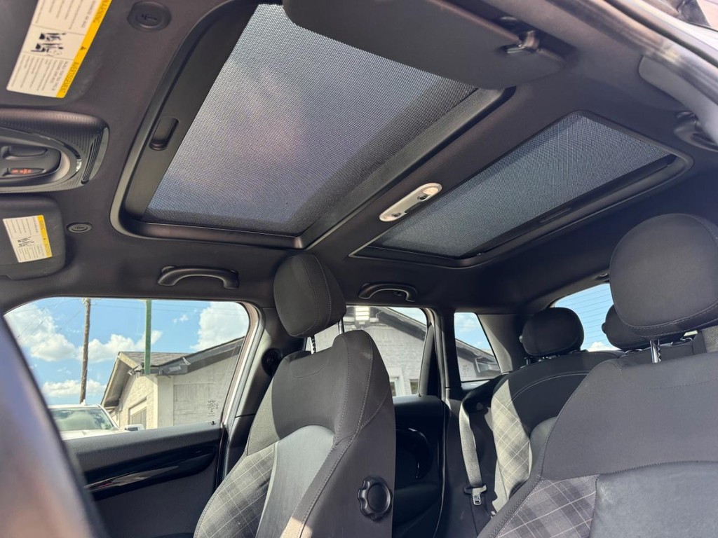MINI Cooper Hardtop Vehicle Full-screen Gallery Image 26
