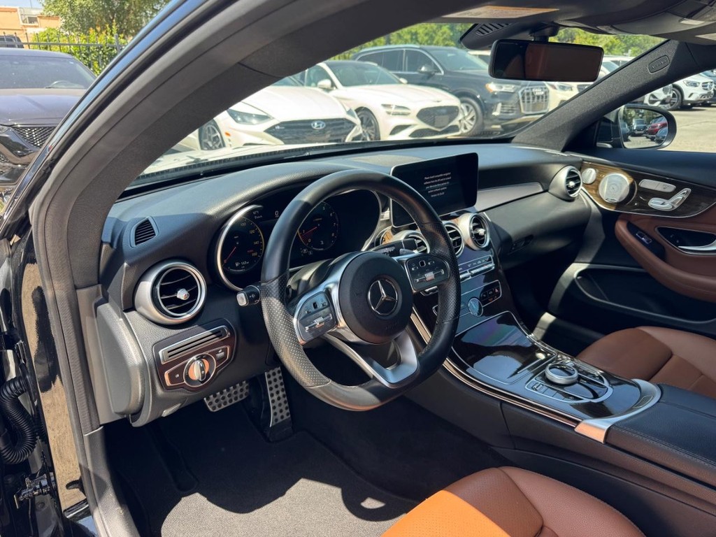Mercedes-Benz C 300 Vehicle Full-screen Gallery Image 10