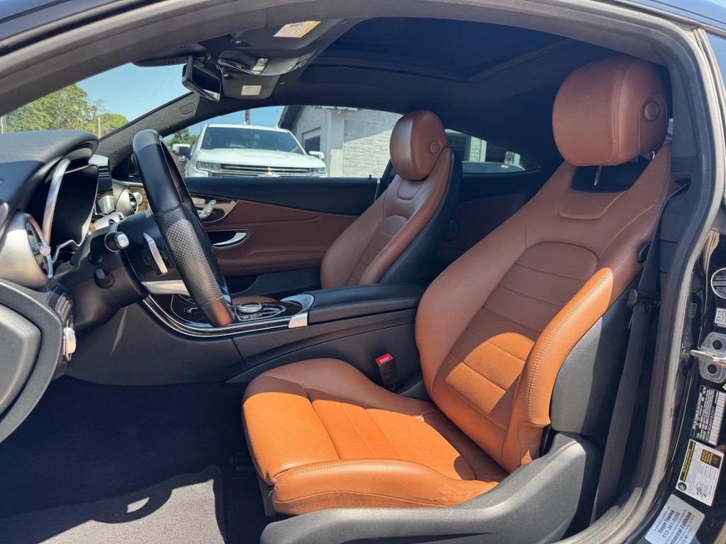 Mercedes-Benz C 300 Vehicle Full-screen Gallery Image 11