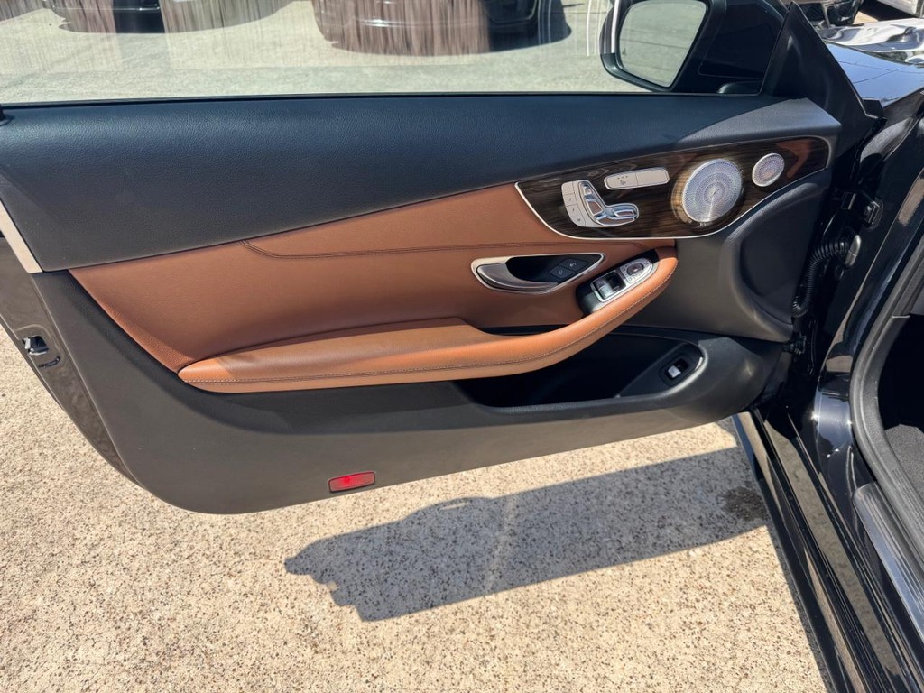 Mercedes-Benz C 300 Vehicle Full-screen Gallery Image 12