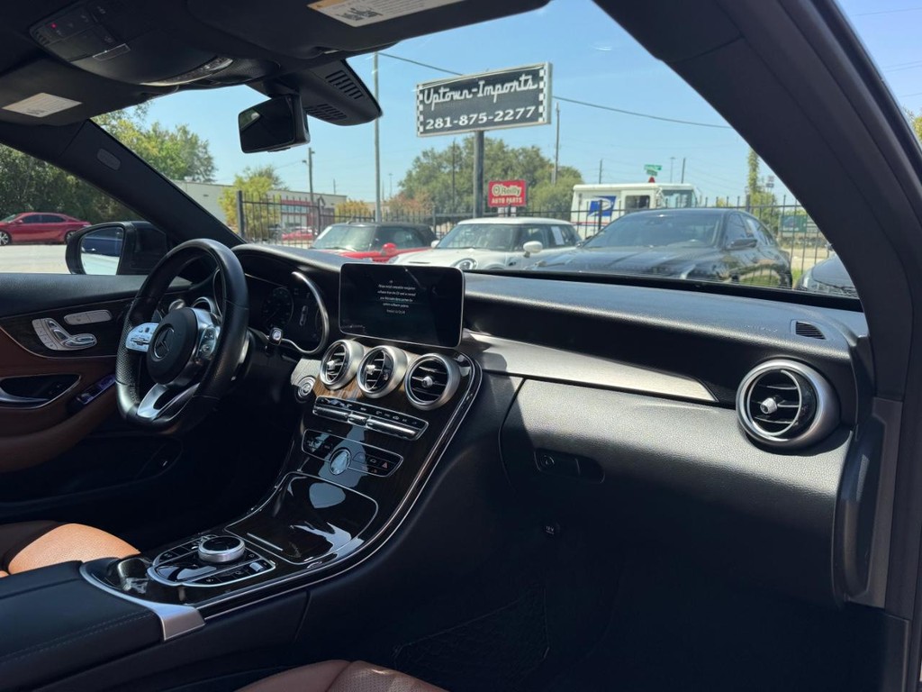 Mercedes-Benz C 300 Vehicle Full-screen Gallery Image 13