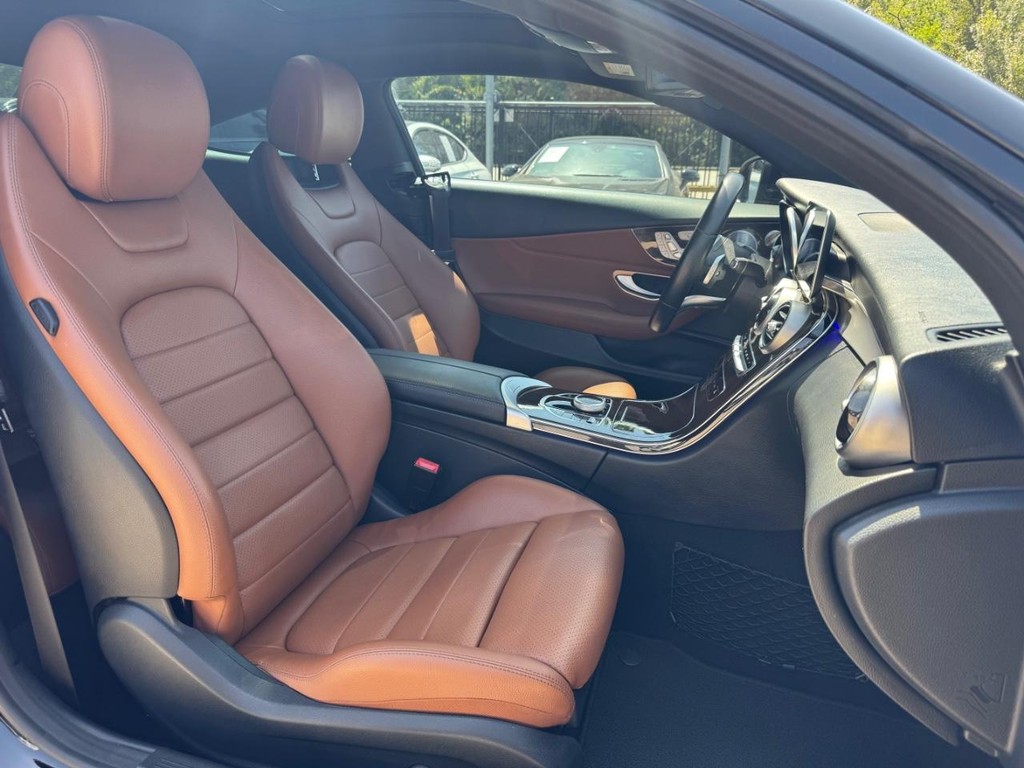Mercedes-Benz C 300 Vehicle Full-screen Gallery Image 14