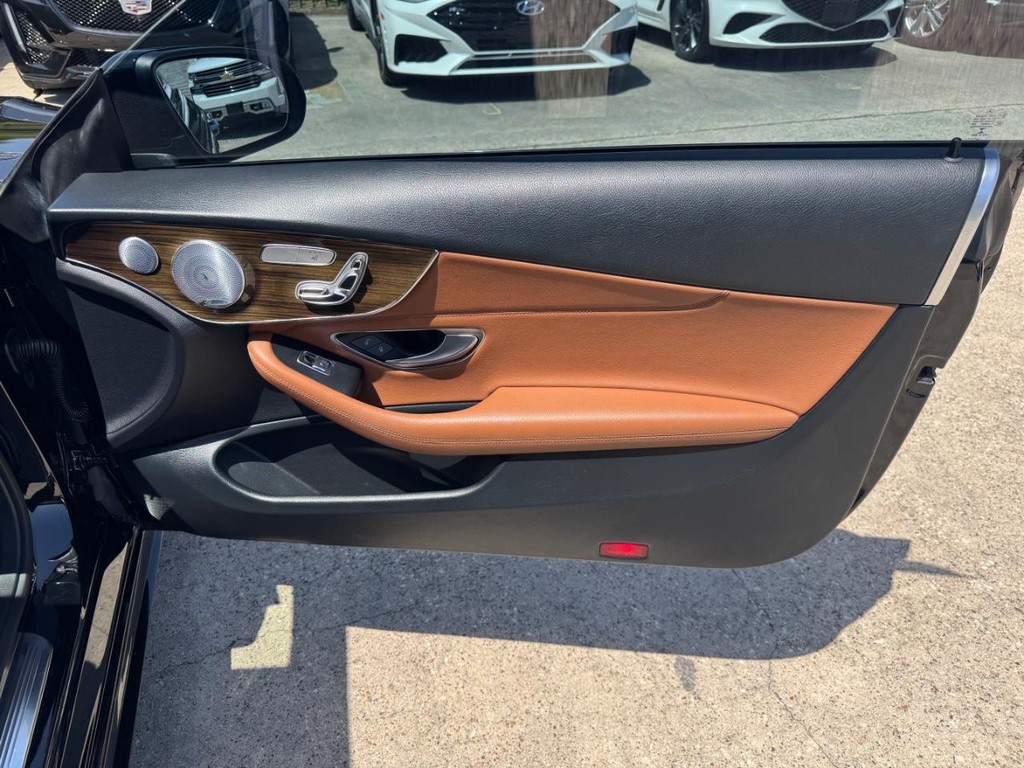 Mercedes-Benz C 300 Vehicle Full-screen Gallery Image 15