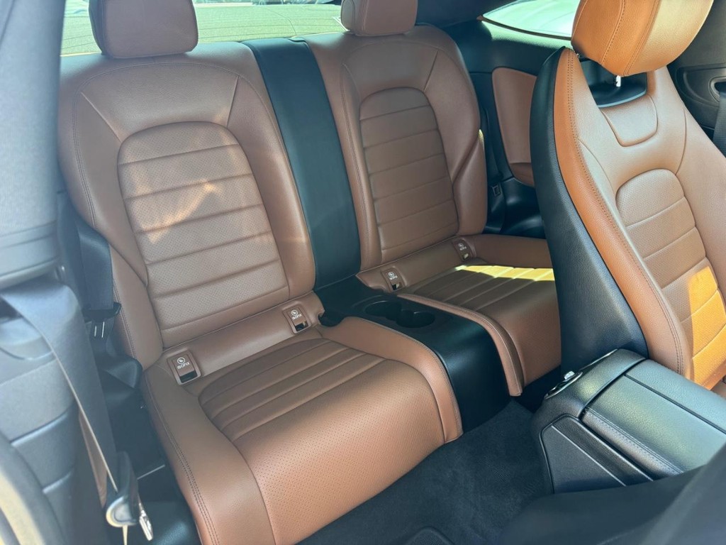 Mercedes-Benz C 300 Vehicle Full-screen Gallery Image 16