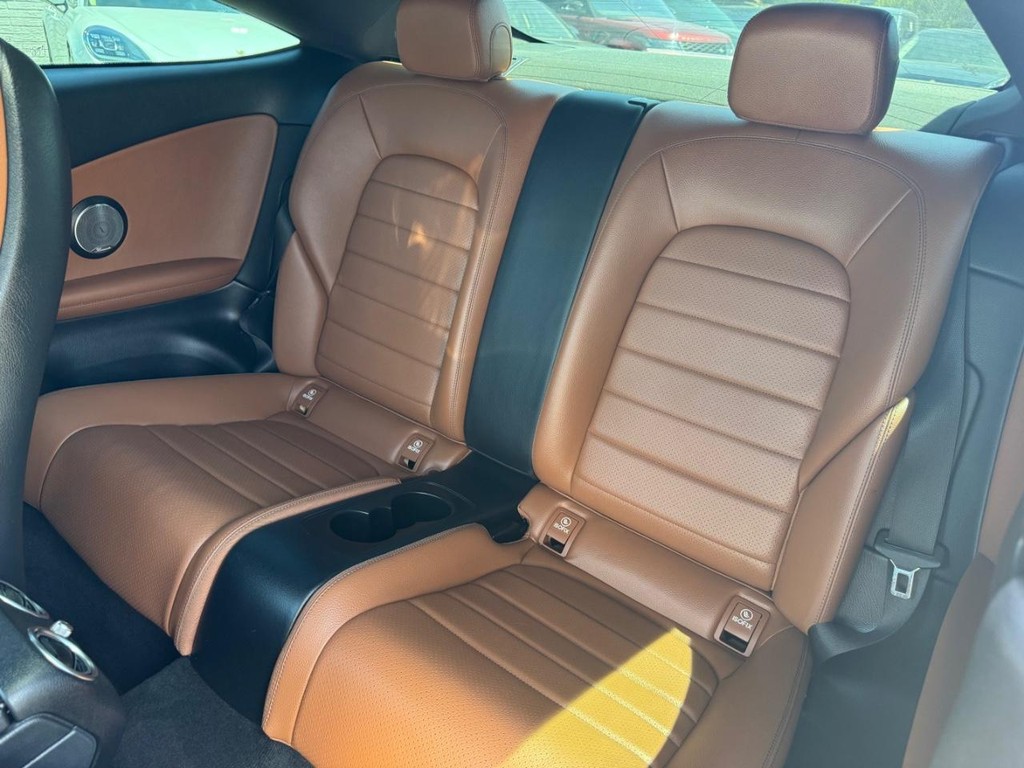 Mercedes-Benz C 300 Vehicle Full-screen Gallery Image 17