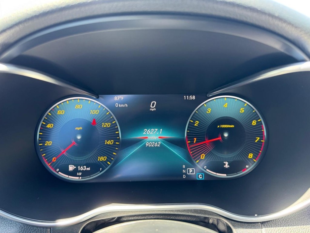 Mercedes-Benz C 300 Vehicle Full-screen Gallery Image 19