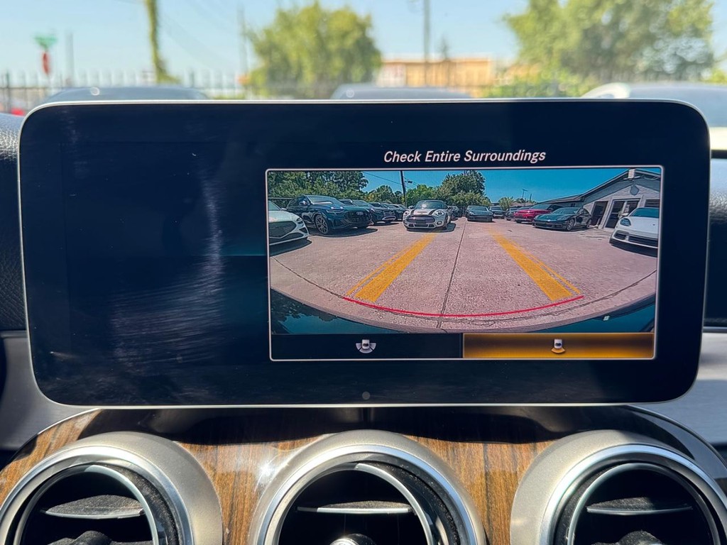 Mercedes-Benz C 300 Vehicle Full-screen Gallery Image 21