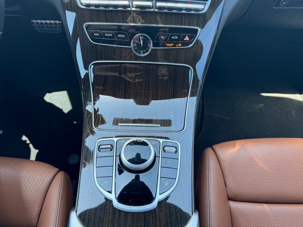 Mercedes-Benz C 300 Vehicle Full-screen Gallery Image 23
