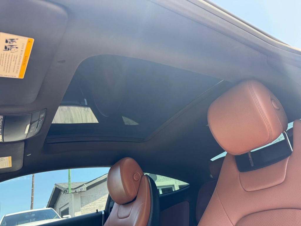 Mercedes-Benz C 300 Vehicle Full-screen Gallery Image 24