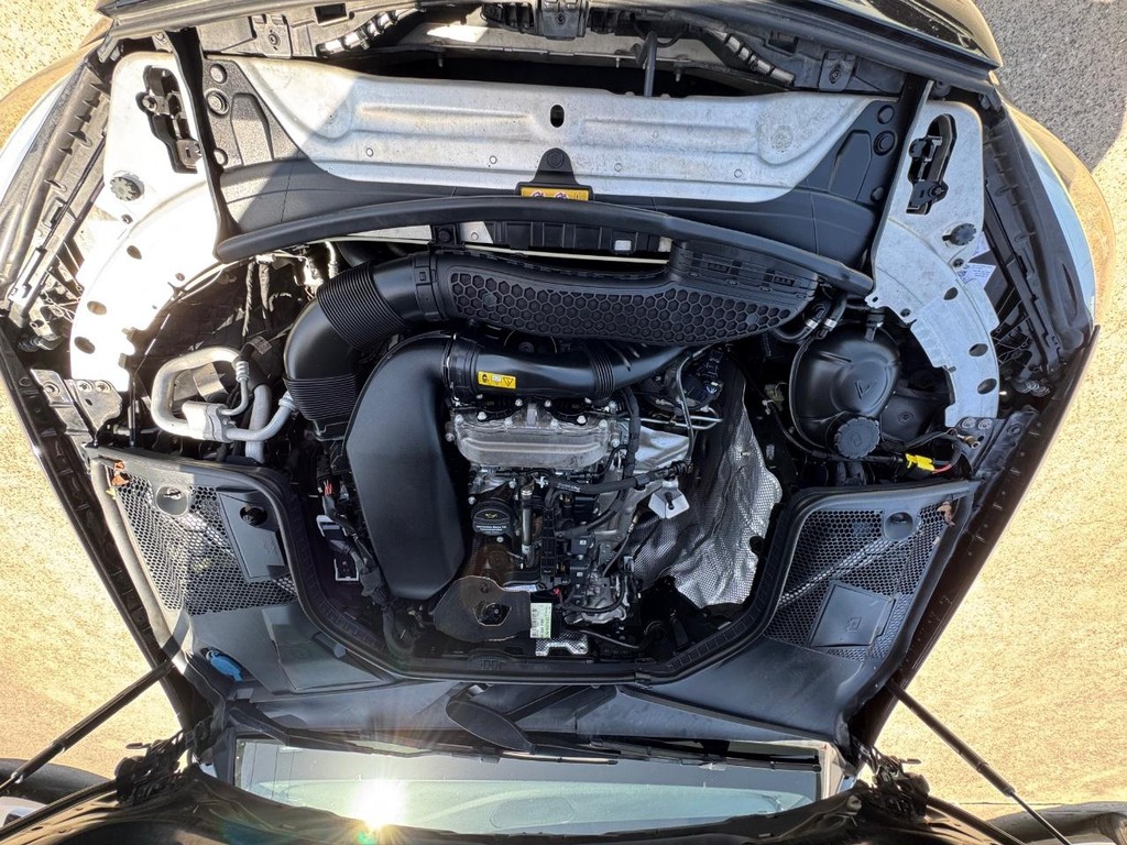 Mercedes-Benz C 300 Vehicle Full-screen Gallery Image 26