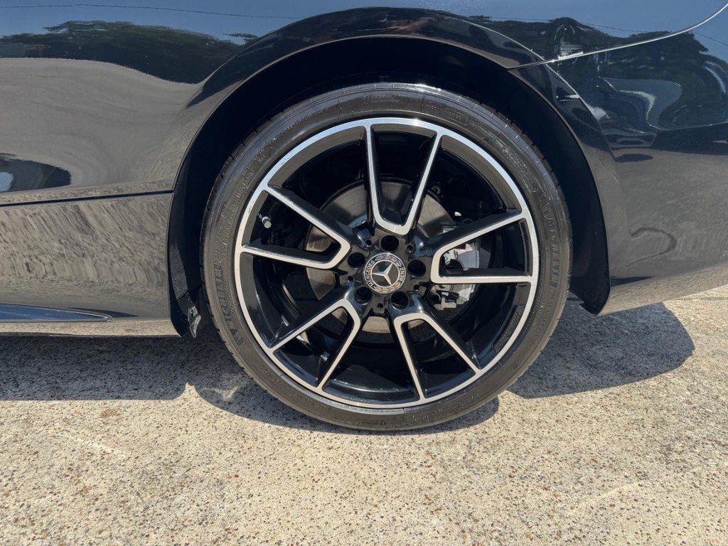 Mercedes-Benz C 300 Vehicle Full-screen Gallery Image 27