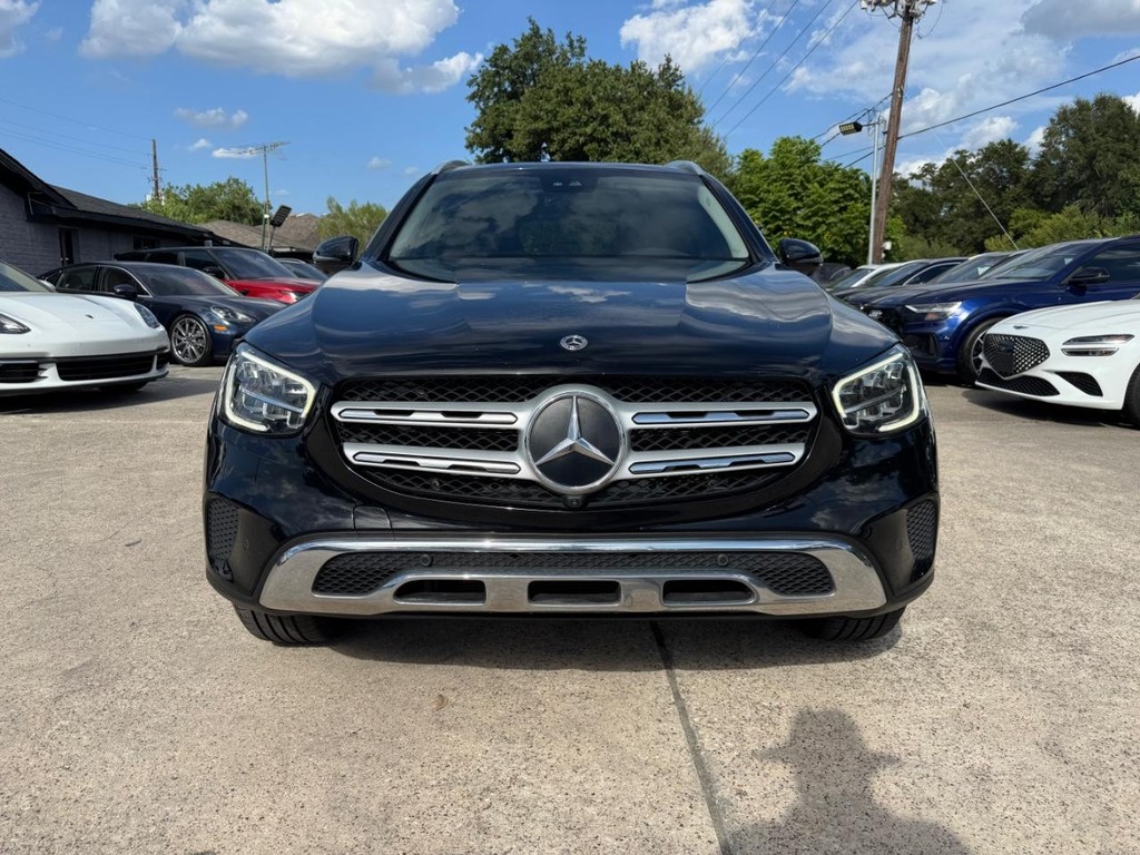 Mercedes-Benz GLC 300 Vehicle Full-screen Gallery Image 02