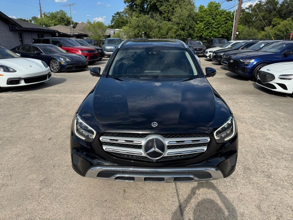Mercedes-Benz GLC 300 Vehicle Full-screen Gallery Image 03