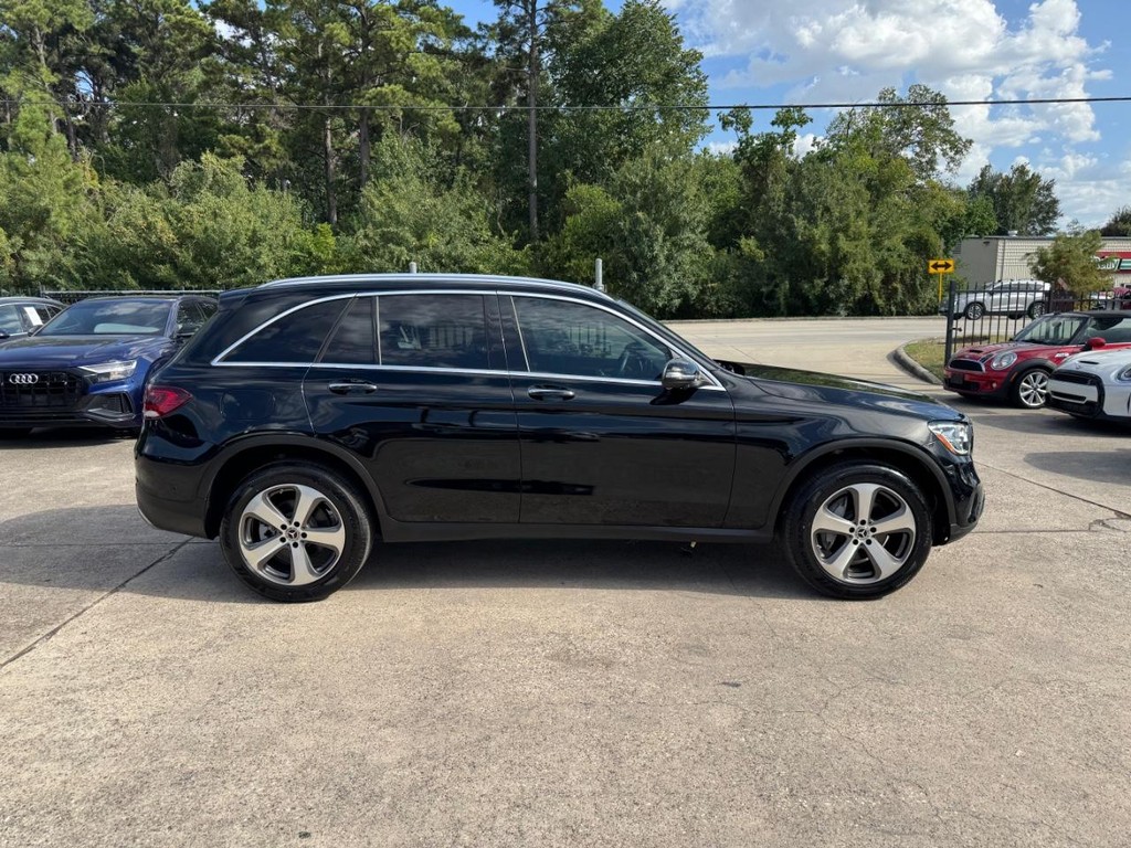 Mercedes-Benz GLC 300 Vehicle Full-screen Gallery Image 05
