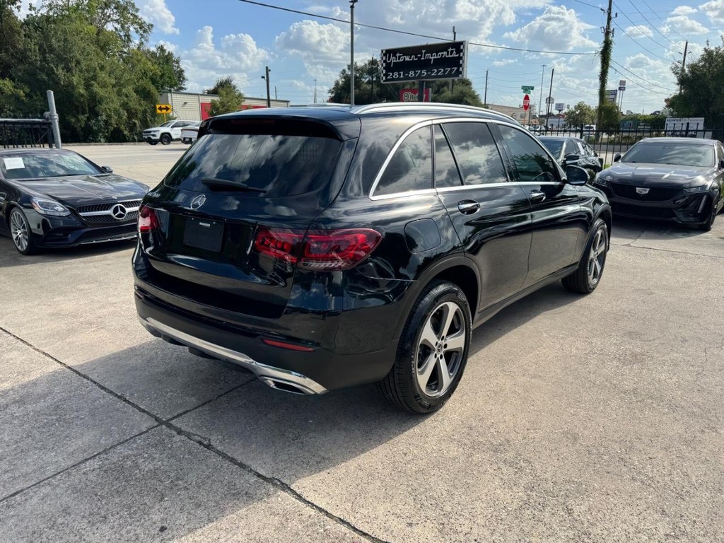 Mercedes-Benz GLC 300 Vehicle Full-screen Gallery Image 06