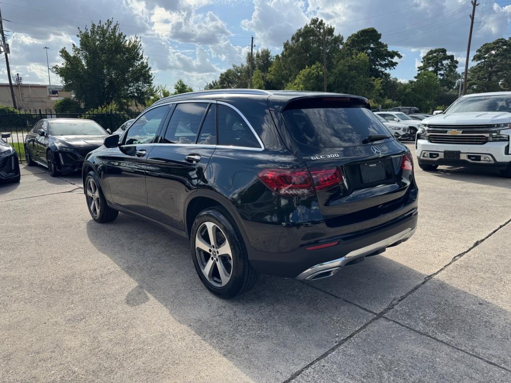Mercedes-Benz GLC 300 Vehicle Full-screen Gallery Image 08