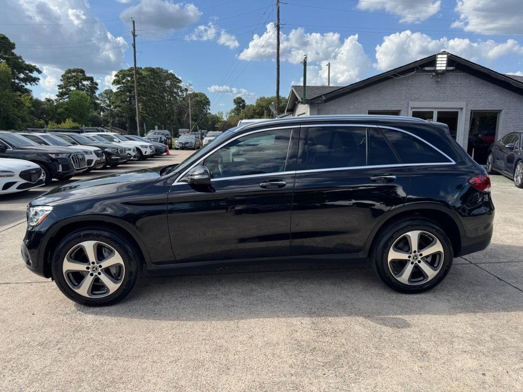 Mercedes-Benz GLC 300 Vehicle Full-screen Gallery Image 09