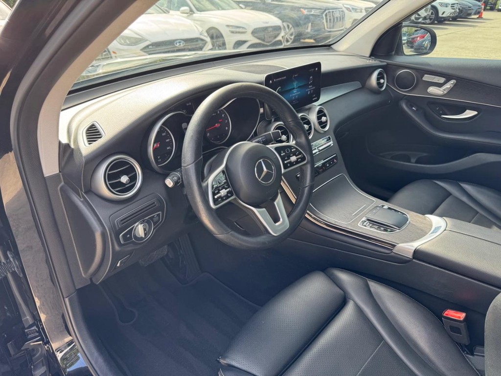Mercedes-Benz GLC 300 Vehicle Full-screen Gallery Image 10