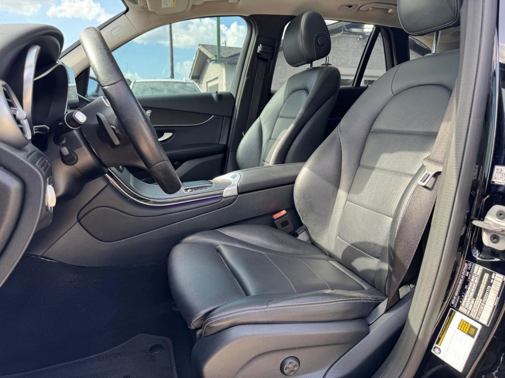 Mercedes-Benz GLC 300 Vehicle Full-screen Gallery Image 11