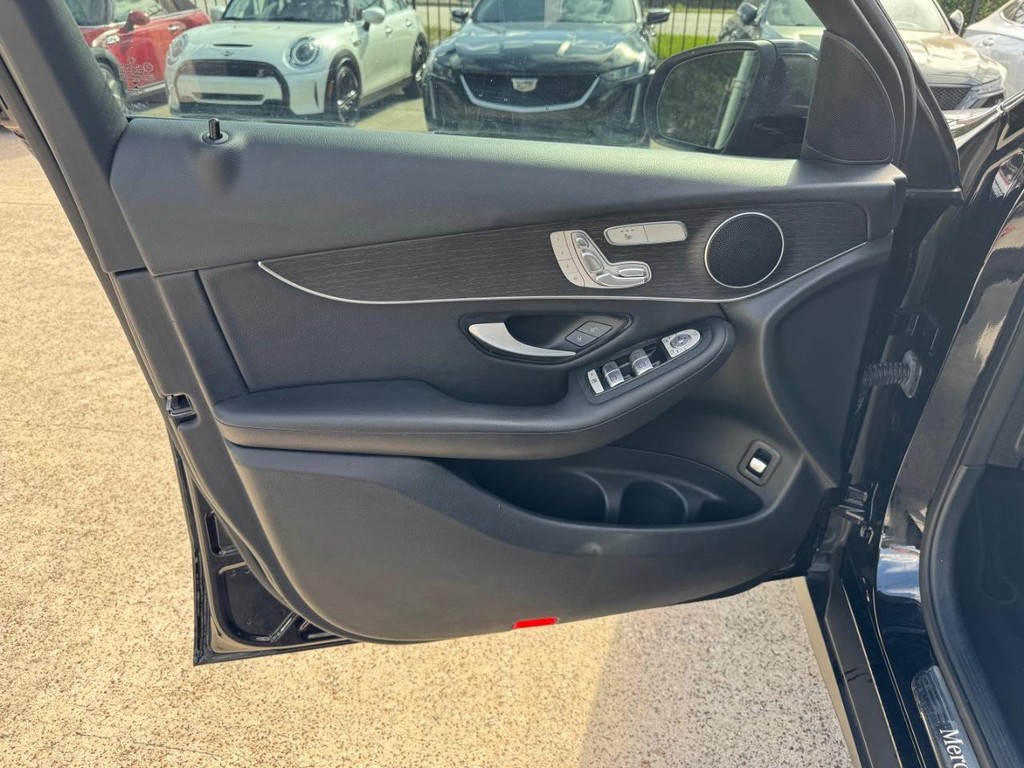 Mercedes-Benz GLC 300 Vehicle Full-screen Gallery Image 12