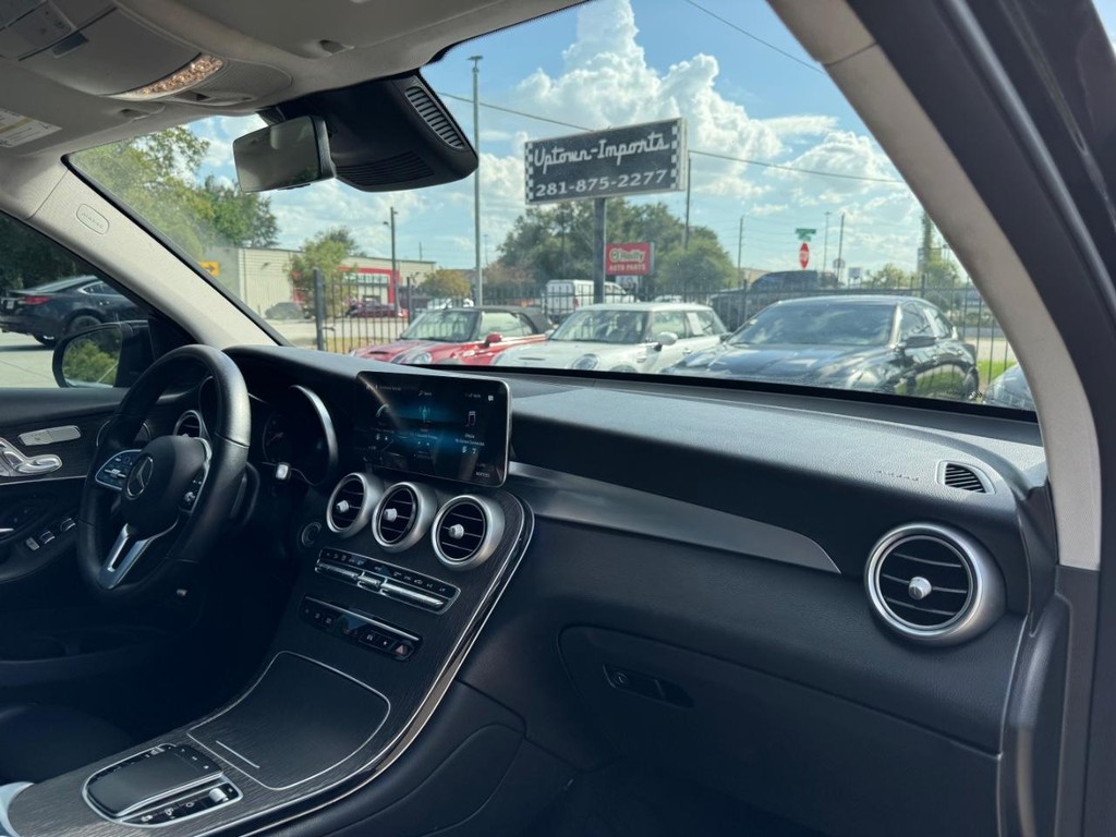 Mercedes-Benz GLC 300 Vehicle Full-screen Gallery Image 13