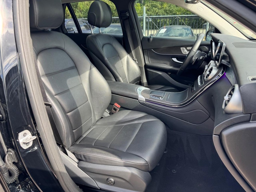 Mercedes-Benz GLC 300 Vehicle Full-screen Gallery Image 14