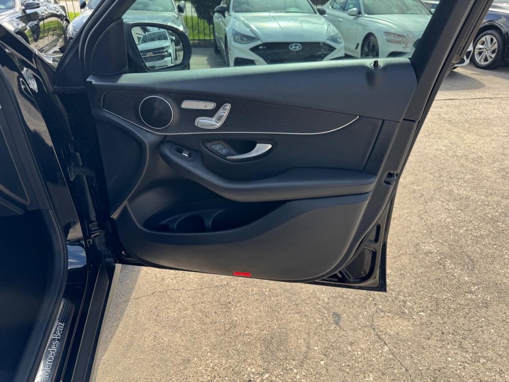 Mercedes-Benz GLC 300 Vehicle Full-screen Gallery Image 15