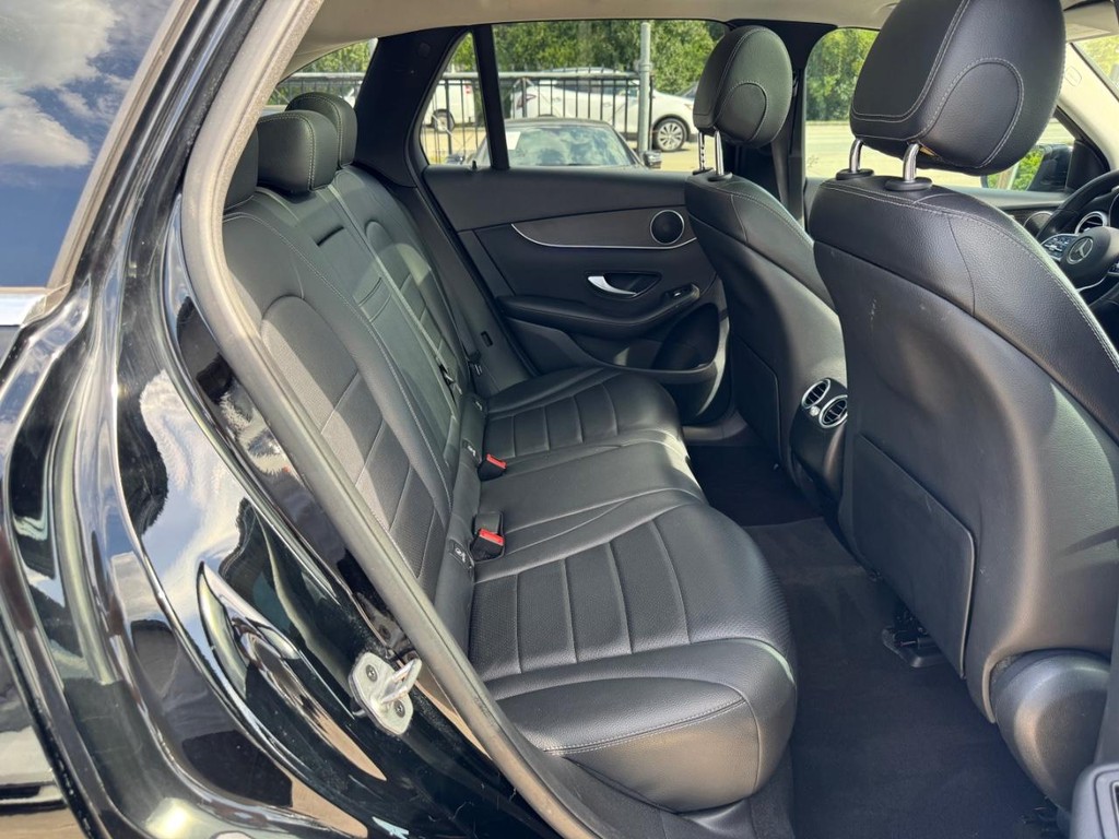 Mercedes-Benz GLC 300 Vehicle Full-screen Gallery Image 16