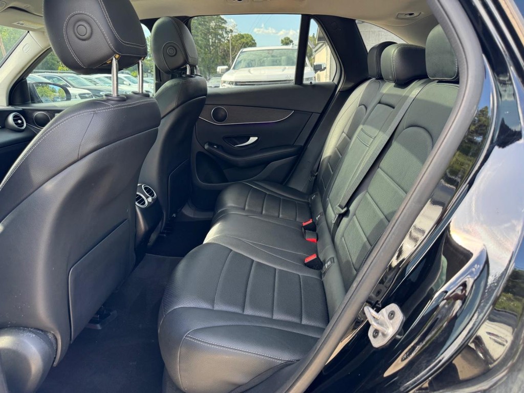 Mercedes-Benz GLC 300 Vehicle Full-screen Gallery Image 18